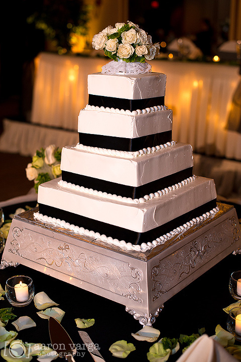02 White and Black Wedding Cake(pp w480 h721) - Best of 2012: Cakes