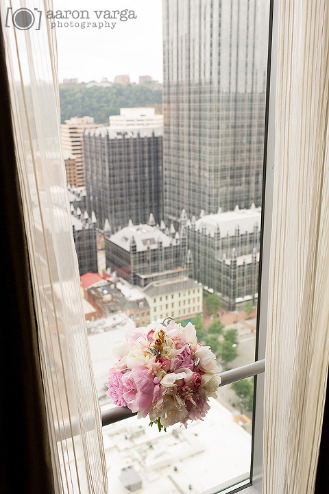 07 Pittsburgh skyline wedding flowers(pp w480 h721) - Molly + Dan | Fairmont Hotel Wedding Pittsburgh Photos