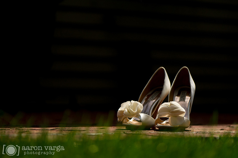 48 wedding shoes badgley mischka(pp w768 h511) - Lauren + Ryan | Rolling Acres Golf Course Wedding Photos