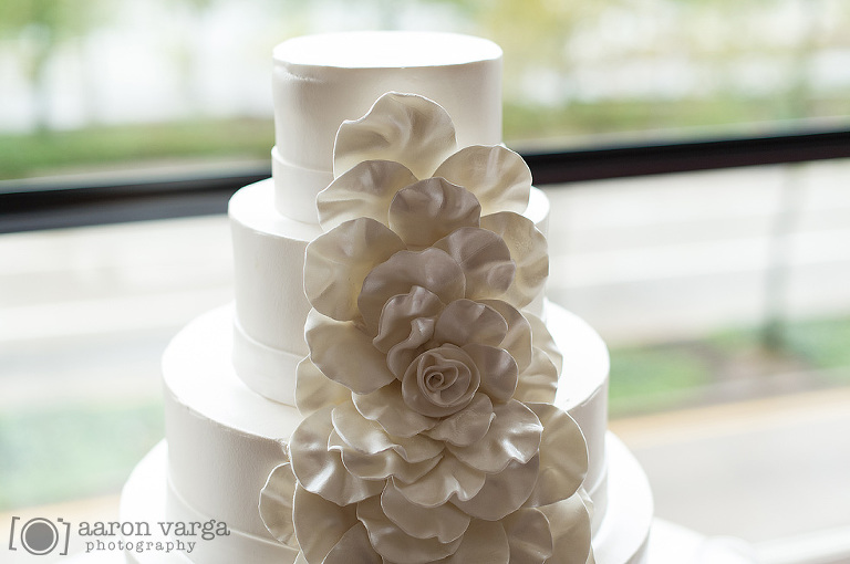 10 white floral fondant wedding cake(pp w768 h510) - Best of 2013: Cakes