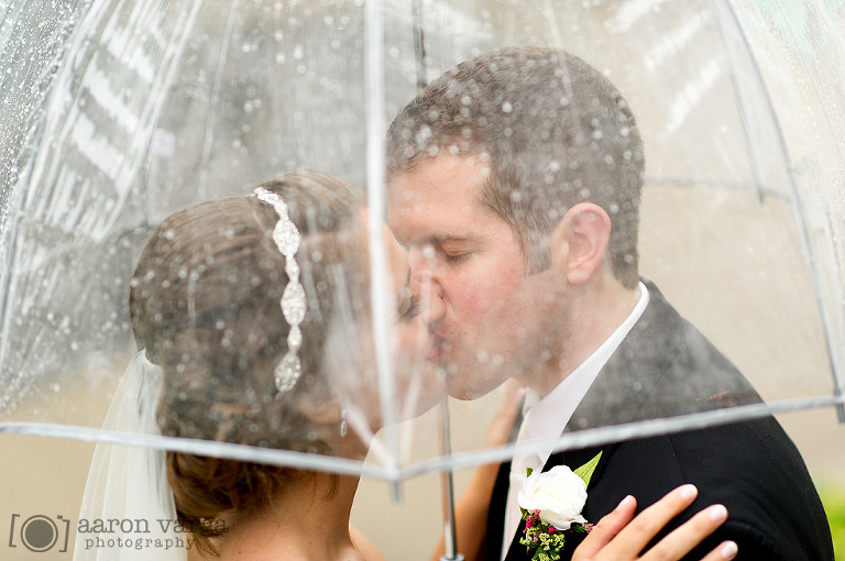 30 bride groom under umbrella(pp w768 h510) - Shannopin Country Club Wedding