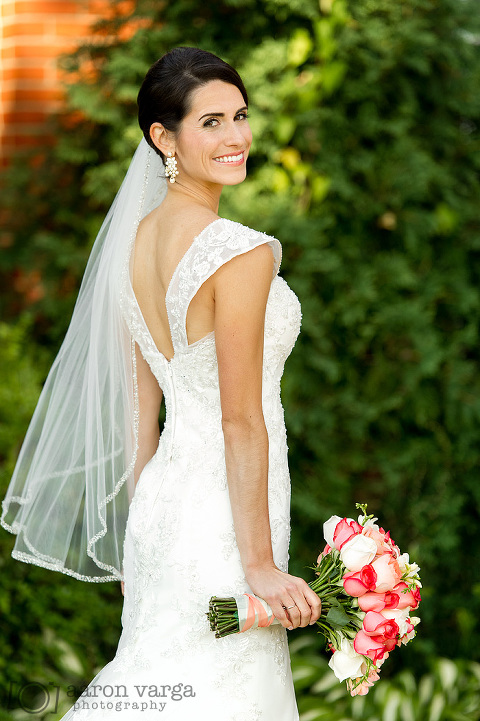 10 bride with flowers and veil(pp w480 h721) - Hilton Garden Inn Southpointe Wedding