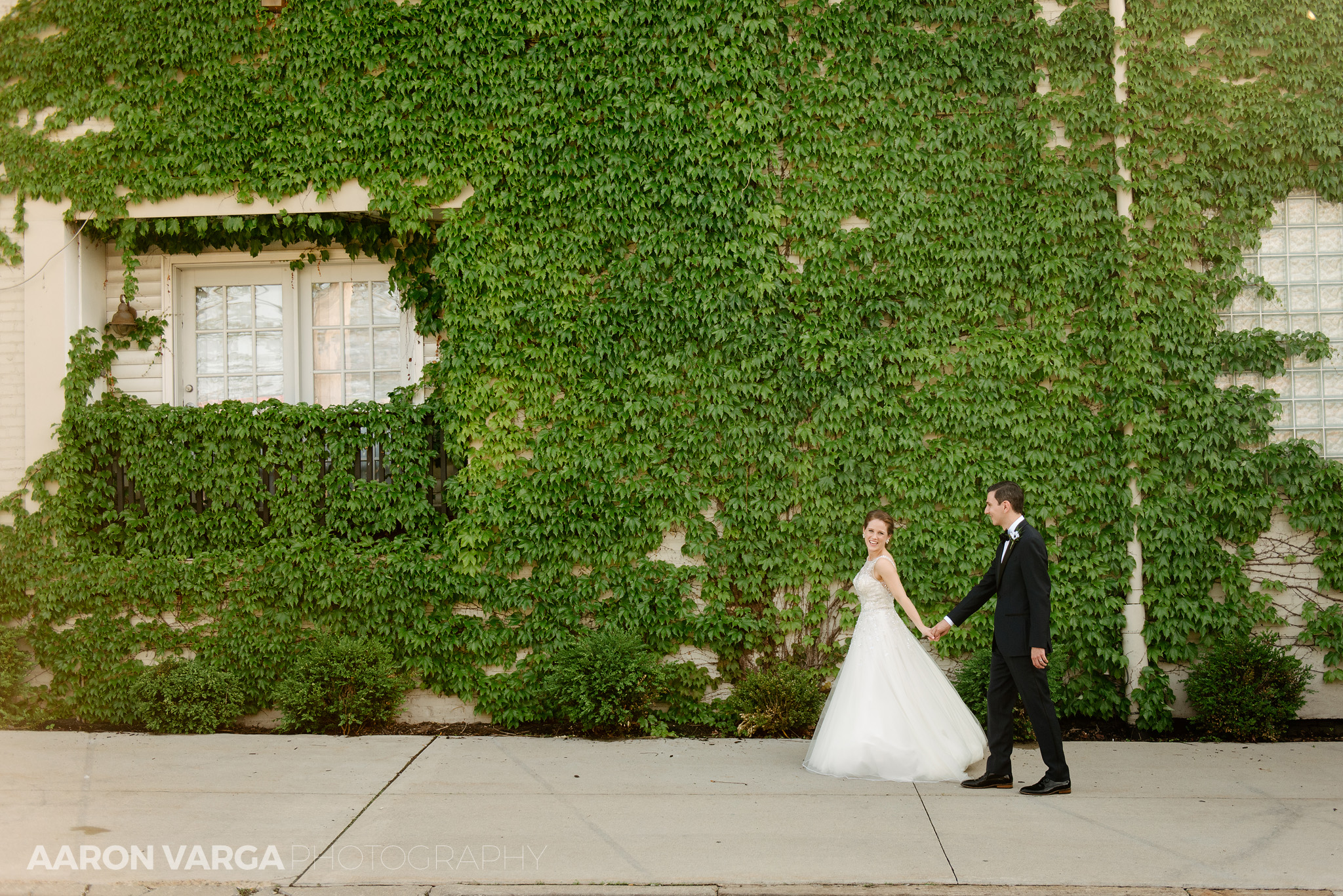 39 j verno studios ivy wall wedding photos - Kelly + John | J. Verno Studios Wedding