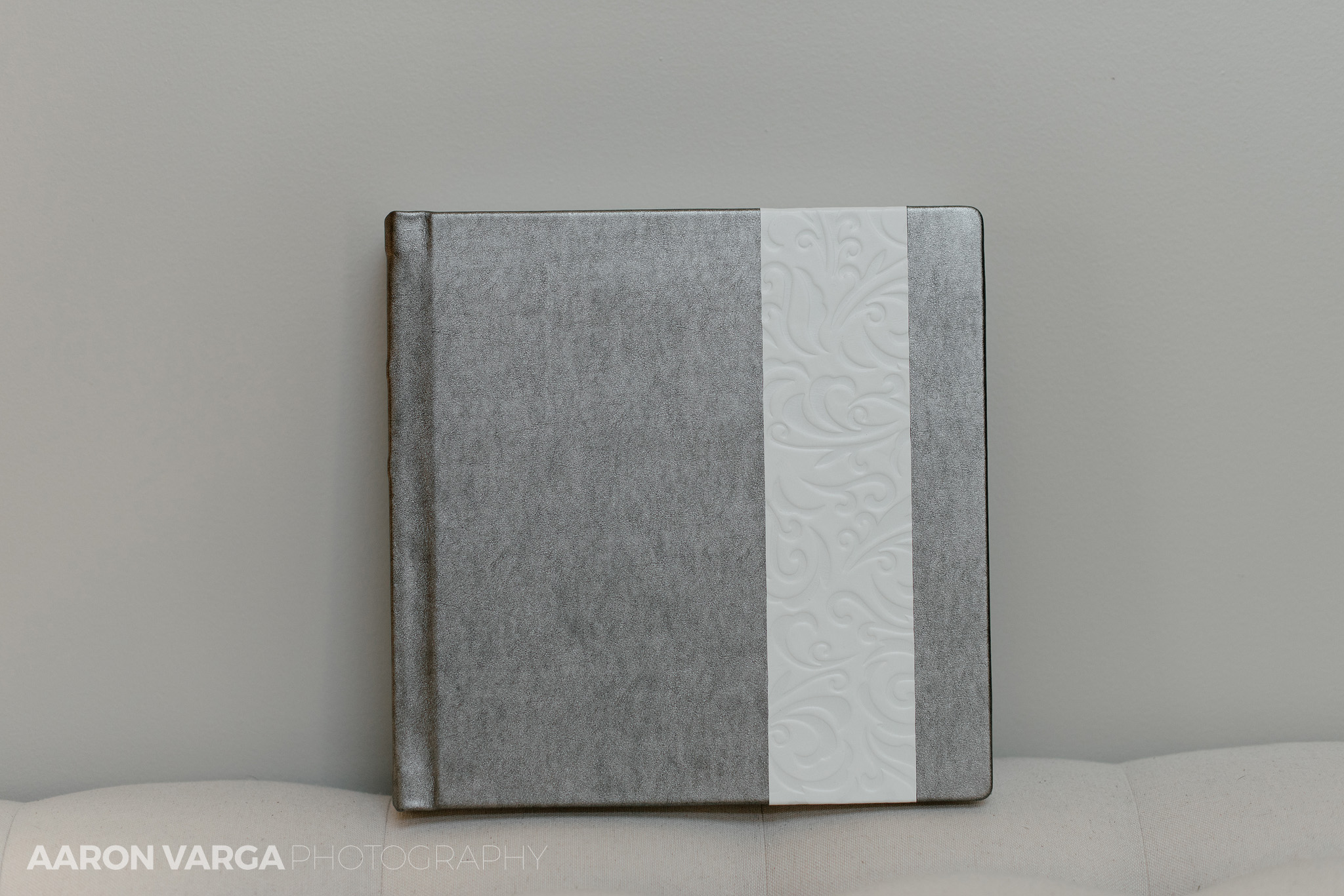 02 silver white wedding album finao - Silver and White Leather Wedding Album | Pittsburgh Golf Club Wedding