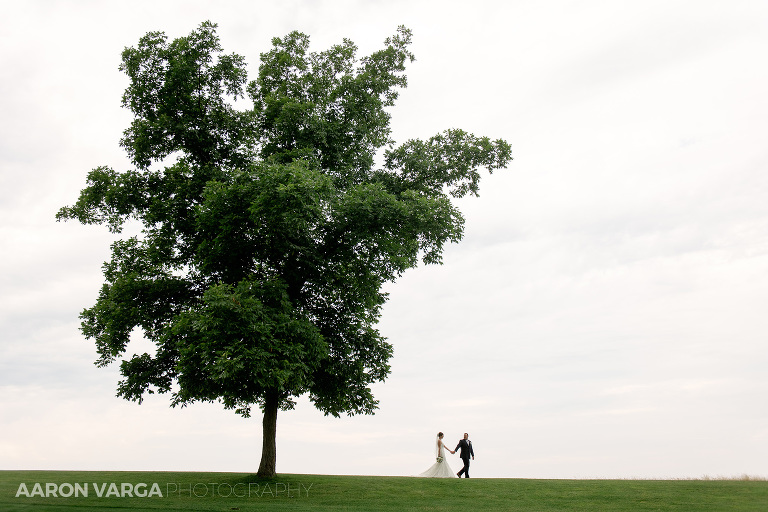 35 bride groom running longue vue 1(pp w768 h512) - Sarah + Jeff | Longue Vue Club Wedding Photos