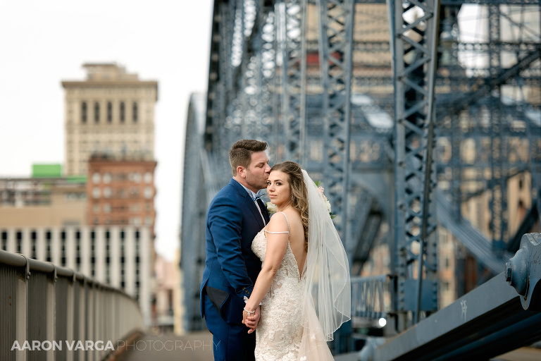 43 wedding photos smithfield street bridge 1(pp w768 h512) - Cassandra + David | Sheraton Station Square Wedding Photos
