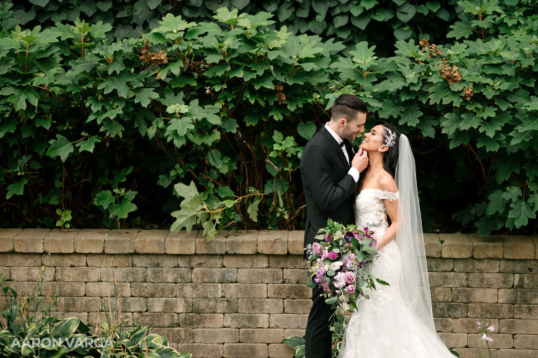 37 wedding photos downtown ivy wall(pp w768 h511) - Dakota + Carlo | Renaissance Pittsburgh Hotel Wedding Photos